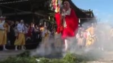 おそるおそるの人、小走りの人、いろいろ…無病息災願い「火渡り神事」広島・宮島 大聖院