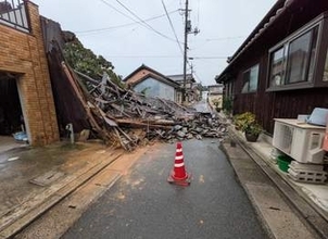 呉市倉橋町鹿老渡で倒壊した空き家が市道ふさぐ　緊急代執行で撤去開始　雨の影響で崩れたか