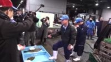 「初競り」で威勢のいい声響く　広島市中央卸売市場