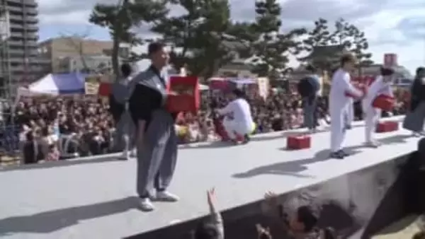 城の天守前で「福は内！」　広島・福山城で節分3日前 ”ちょっとだけ早い豆まき"開催