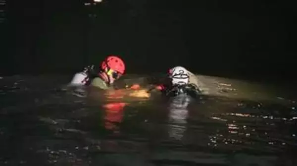 出合い頭に衝突　軽自動車が川に転落５０代女性が死亡　５２歳女性会社員を現行犯逮捕　広島市中区