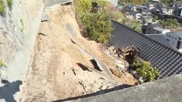 呉市で斜面崩落　水とガスが漏れ出し　住民が一時避難