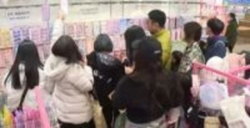 大人も子どもも 世代を超えて再び！『平成女児ブーム』　シール販売に朝４時から行列　広島