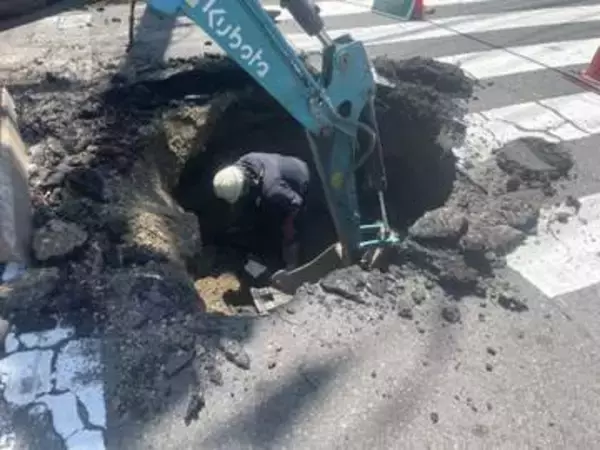広島・呉市で道路陥没　片側３車線の市道で一時交通規制　道路下のレンガが老朽化で崩落したことが原因か…