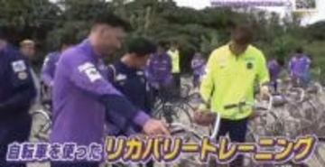 サンフレッチェ広島　石垣島キャンプ＃６　サイクリングでリカバリートレーニング　竹富島の海に入る選手も