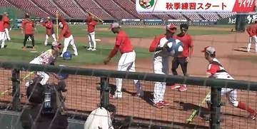 マツダスタジアムで秋季練習がスタート　カープ新井貴浩監督「徹底的に体をいじめてもらう」