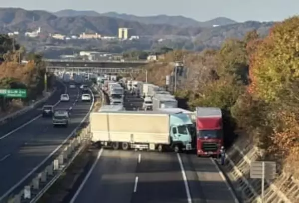 山陽自動車道上りでトラック3台絡む事故　1人が重傷　上りは約6時間半 通行止め　広島・福山市