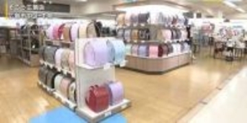 「ラン活」の早まり受け　そごう広島店がランドセル売り場を開設　200種類の色とりどりデザインが並ぶ