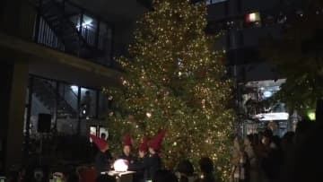 「クリスマスツリー点灯式」　聖歌隊の美しい歌声とともに　クリスマスビールでお祝い　広島アンデルセン