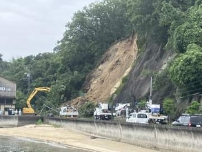 生口島の国道のり面が土砂崩れ　「通行止め」復旧のめど立たず　尾道市因島洲江町