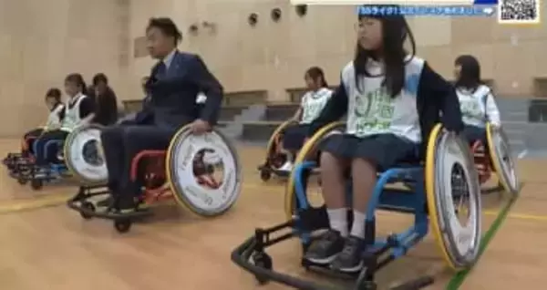 屋内でも屋外でも使えるスポーツ用車いす　廿日市市に団体から10台贈呈　小学生が体験