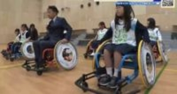 屋内でも屋外でも使えるスポーツ用車いす　廿日市市に団体から10台贈呈　小学生が体験