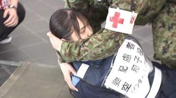 大雨による土砂災害を想定　広島市で総合防災訓練　要介助者の避難所への搬送やベッドの組み立て体験
