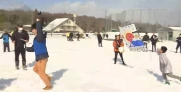 新年の風物詩　手作り「凧あげ」大会　雪上を駆け回り地域を盛り上げる　広島・三次市