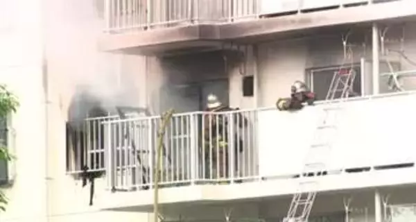 【速報】「家に帰ったら部屋の中が燃えている」県営住宅の一室で火事　２人が重軽傷　広島市安佐北区