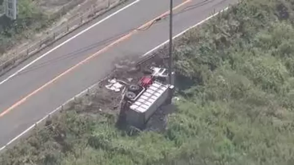 大型トラックと軽自動車が正面衝突　軽自動車が炎上１人死亡　軽自動車が中央線はみ出したか　広島・竹原市