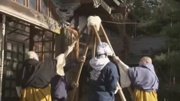 「よいしょ、よいしょ」健康や長寿願う寿餅会　福島市の中野不動尊