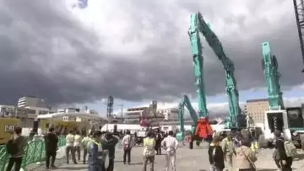 駅前通りの広場に解体で活躍する重機ずらり「Kaitai－1グランプリ」　福島市