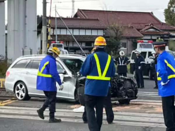 東北本線踏切で列車と乗用車衝突　福島（午前８時半現在）