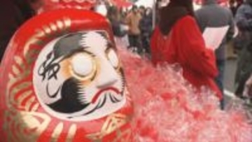 江戸時代から300年続く伝統・白河だるま市　2万5000個が並ぶ　福島