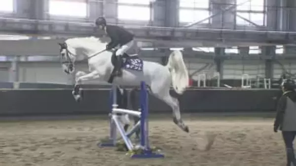 「念願の屋根付き馬場が出来て幸せ」福島競馬場の全天候型新乗馬センターが完成　福島