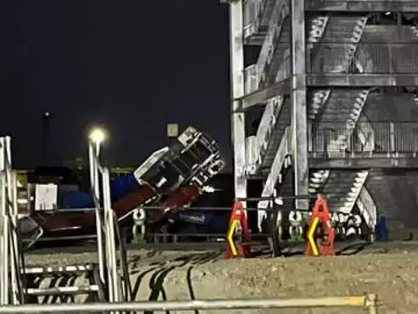 大型クレーン転倒事故、足場ゆるくバランス崩したか　ショッピングモール建設現場　福島・郡山市