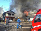 「住宅や店舗10棟焼く火災は約9時間後に鎮火　遺体は火元とみられる住宅に住む男性(89)か　福島・喜多方市」の画像1