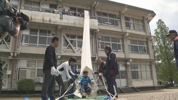 東京・北区の火災受け…教職員が「救助袋」を使った避難訓練　福島