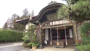 厄除け・難除けの日本三不動「中野不動尊」でも初詣の準備　開運願うリンゴも　福島