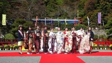 福島美少女図鑑が振袖で華やかにランウェイ　二本松の菊人形　福島・二本松市