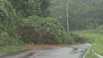 のり面が10メートル崩落、反対車線まで…県道で土砂崩れ、通行止め　福島・郡山市