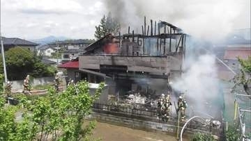 白昼の火事…60代男性を搬送　郡山市の住宅街　福島