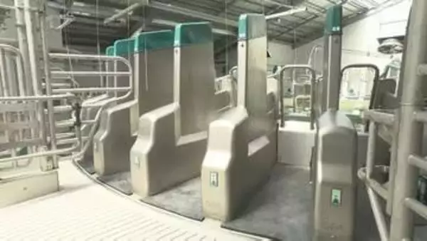 国内最先端の畜産施設が誕生　震災、原発事故から復興へ浪江町に整備　ロボット導入は牛にも人間にもメリット　福島