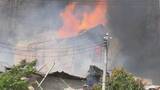 「住宅など6棟全焼 山林に燃え広がり消防防災ヘリで消火 煙吸い1人搬送 　福島・郡山市　7日」の画像1