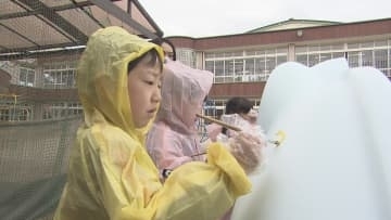 幼稚園児がすべり台にお絵かき…卒園記念の思い出作り、塗装会社がお手伝い　福島・郡山市