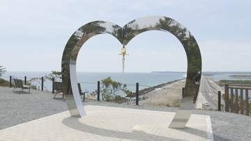 ベル鳴らして愛誓う…ハートのモニュメントにブランコも　新たなデートスポット「松川浦恋人岬」福島・相馬市