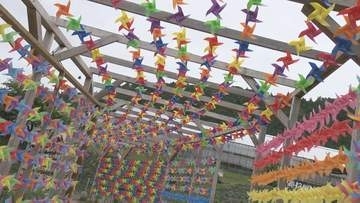 涼しげな風車のトンネル…3000個が回る「そよかぜロード」猪苗代ハーブ園　福島