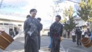 手荒い祝福　いわき伝統の水祝儀　前日入籍の男性も幸せで震え止まらず　福島