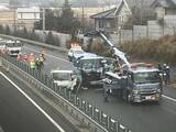 「故障で停車中のトラックに大型トラック追突　車外にいた男性2人けが　東北道　福島・郡山市」の画像1