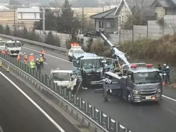 故障で停車中のトラックに大型トラック追突　車外にいた男性2人けが　東北道　福島・郡山市