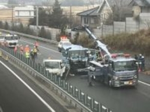 故障で停車中のトラックに大型トラック追突　車外にいた男性2人けが　東北道　福島・郡山市