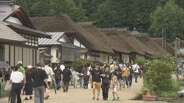 「涼しくて快適」お盆休み、大内宿にぎわう　6日間で3万4000人、雨の日続きやや減少　福島・下郷町