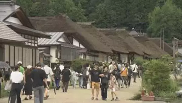 「涼しくて快適」お盆休み、大内宿にぎわう　6日間で3万4000人、雨の日続きやや減少　福島・下郷町