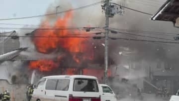 「赤い火がボンボン、真っ黒い煙も」福島市で住宅火災　一人暮らしの70代女性と連絡取れず