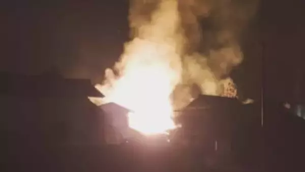 「1階部分が燃えています」住宅全焼、南側の住宅にも延焼し全焼　火元の焼け跡から1人の遺体　福島・会津若松市