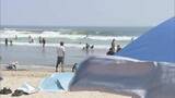 「「水分補給を」海水浴場にぎわう　強い日差し　帽子で対策　福島・いわき市」の画像1