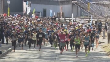 恒例！福男福女競走　今年の一番福は？　信夫三山暁まいりに合わせ　福島