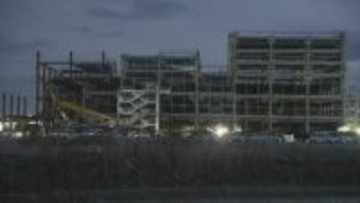 ショッピングモール建設現場で大型クレーン転倒　けが人なし　福島・郡山市