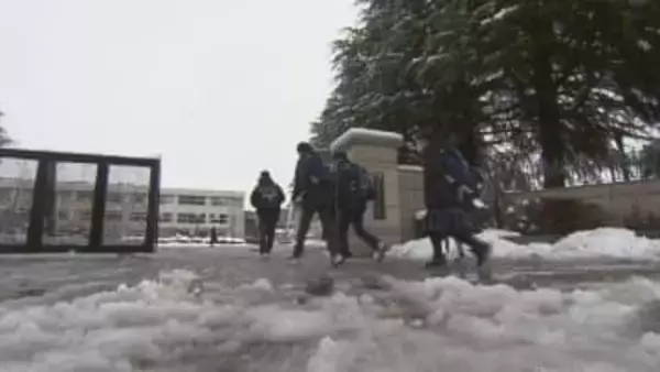 雪が降る中…県立高校で前期選抜入試　雪で遅れた生徒には繰り下げ対応も　福島