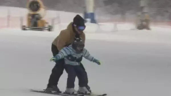 3連休最終日　スキー場にぎわう　「恵みの雪」積雪30センチ　雪の感触楽しむ　福島